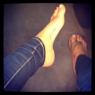 Ariana Grande feet photo thumbnail