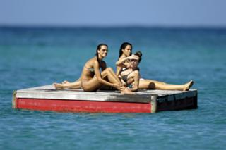 Alessandra Ambrosio feet photo thumbnail