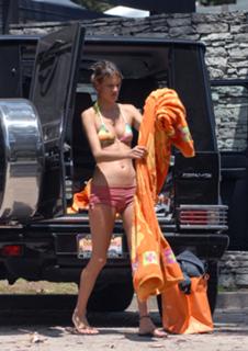 Alessandra Ambrosio feet photo thumbnail