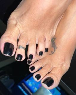 Karin Klemp feet photo thumbnail