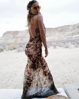 Rita Ora feet photo thumbnail