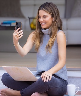 Maria Menounos feet photo thumbnail