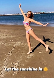 Debbie Gibson feet photo thumbnail