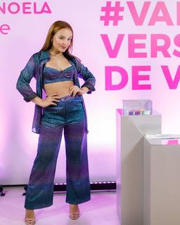 Larissa Manoela feet photo thumbnail