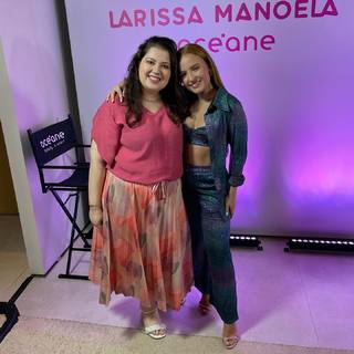 Larissa Manoela feet photo thumbnail