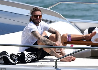 Victoria Beckham feet photo thumbnail