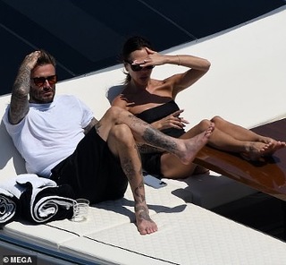 Victoria Beckham feet photo thumbnail