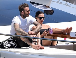 Victoria Beckham feet photo thumbnail