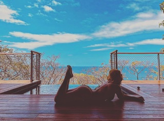 Emily Osment feet photo thumbnail