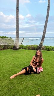 Chrissy Teigen feet photo thumbnail