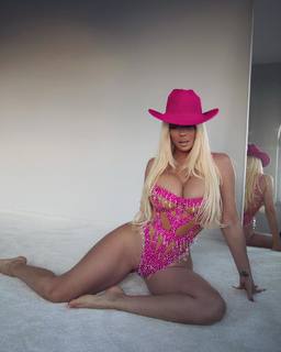Jelena Karleusa feet photo thumbnail