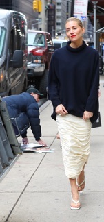 Sienna Miller feet photo thumbnail