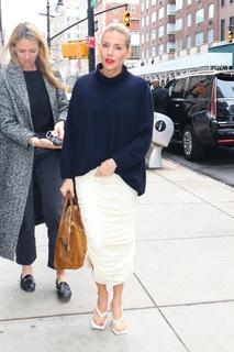 Sienna Miller feet photo thumbnail