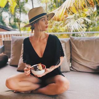 Laura Vandervoort feet photo thumbnail