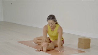 Kino MacGregor feet photo thumbnail