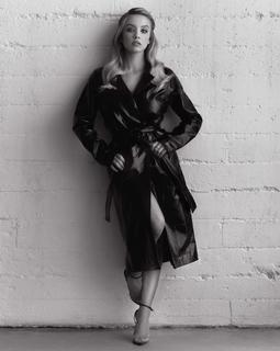 Sydney Sweeney feet photo thumbnail