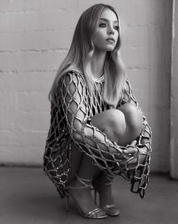 Sydney Sweeney feet photo thumbnail