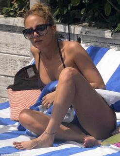 Nicole Richie feet photo thumbnail
