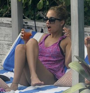 Nicole Richie feet photo thumbnail