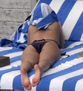 Nicole Richie feet photo thumbnail