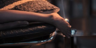 Anne Hathaway feet photo thumbnail