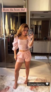 Larissa Manoela feet photo thumbnail