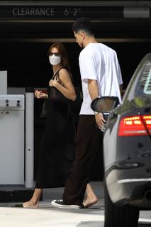 Kendall Jenner feet photo thumbnail