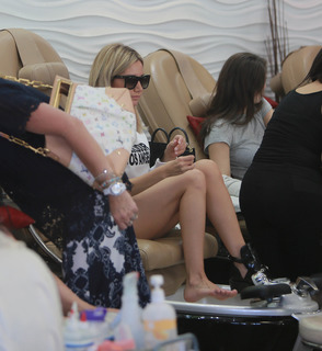 Ashley Tisdale feet photo thumbnail