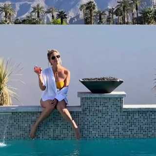 Sarah Michelle Gellar feet photo thumbnail