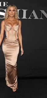 Khloé Kardashian feet photo thumbnail