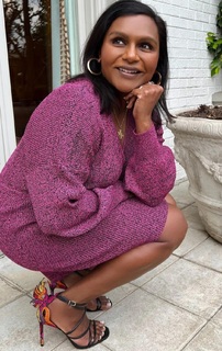 Mindy Kaling feet photo thumbnail