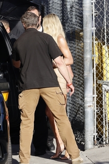 Khloé Kardashian feet photo thumbnail