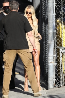 Khloé Kardashian feet photo thumbnail