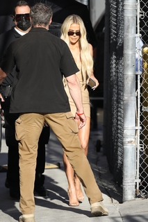 Khloé Kardashian feet photo thumbnail