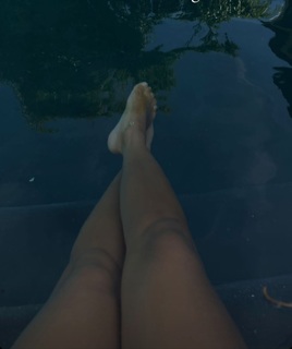 Adrienne Houghton feet photo thumbnail