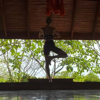 Laura Vandervoort feet photo thumbnail