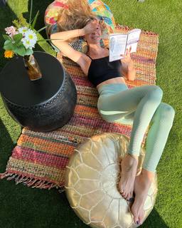 Seyma Subasi feet photo thumbnail