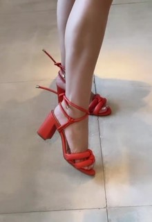 Carla Diaz feet photo thumbnail