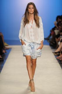Izabel Goulart feet photo thumbnail