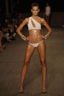 Izabel Goulart feet photo thumbnail