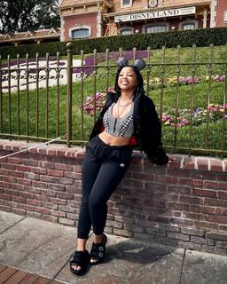 Chloe Bailey feet photo thumbnail