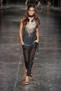Izabel Goulart feet photo thumbnail