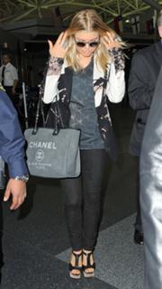 Fergie feet photo thumbnail