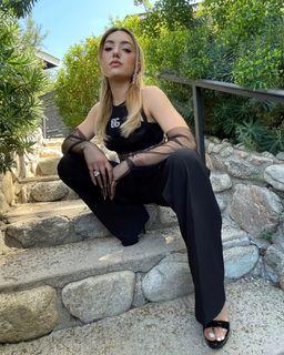 Peyton List feet photo thumbnail