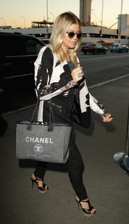 Fergie feet photo thumbnail