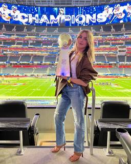 Julianne Hough feet photo thumbnail