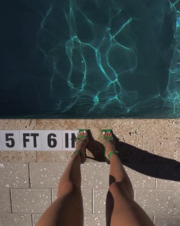 Xenia Tchoumitcheva feet photo thumbnail