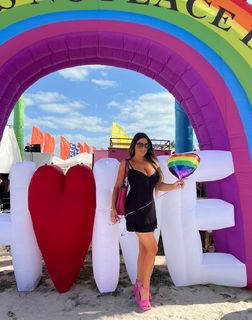 Claudia Romani feet photo thumbnail