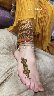 Karisma Kapoor feet photo thumbnail
