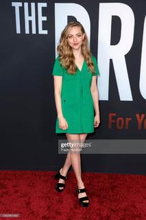 Amanda Seyfried feet photo thumbnail